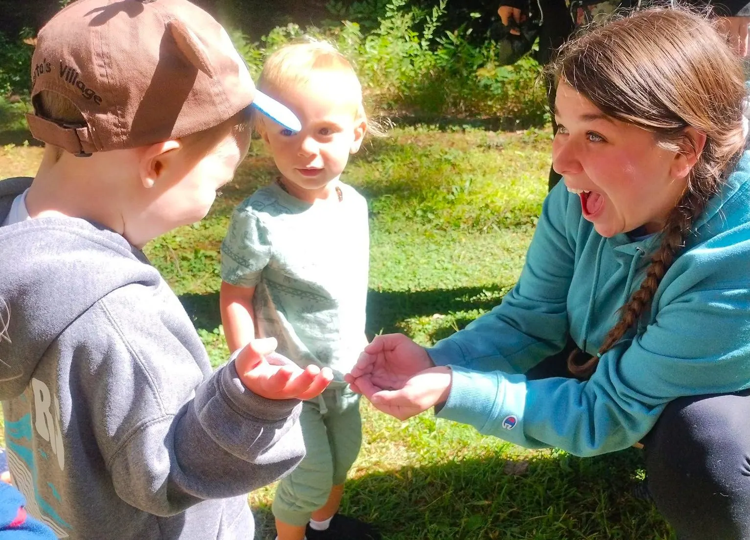 A SAPCC staff member sharing a snack with a young child at a traveling playgroup